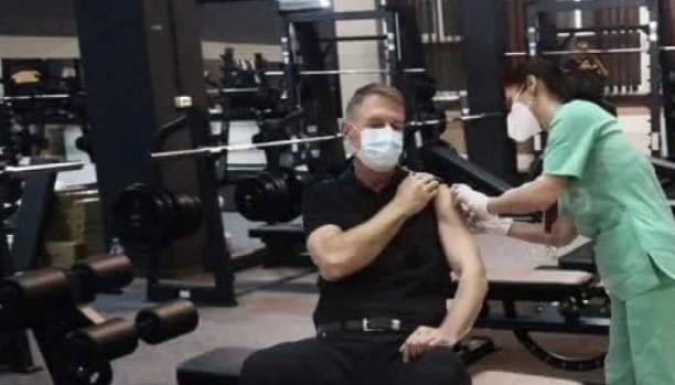 Mușchii lui Klaus Iohannis, vedete pe internet! „La rapel vrem să vedem dacă faceți și abdomene” / „Te bagi 1-1 cu Putin? Cine câștigă primește Basarabia” / Au apărut meme-urile cu momentul vaccinării președintelui – FOTO