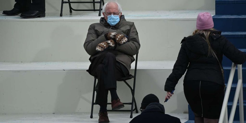 Senatorul Bernie Sanders a strâns 1,8 milioane de dolari cu o fotografia virală. O păpușă croșetată care îl imită a fost vândută cu 20.000 de dolari