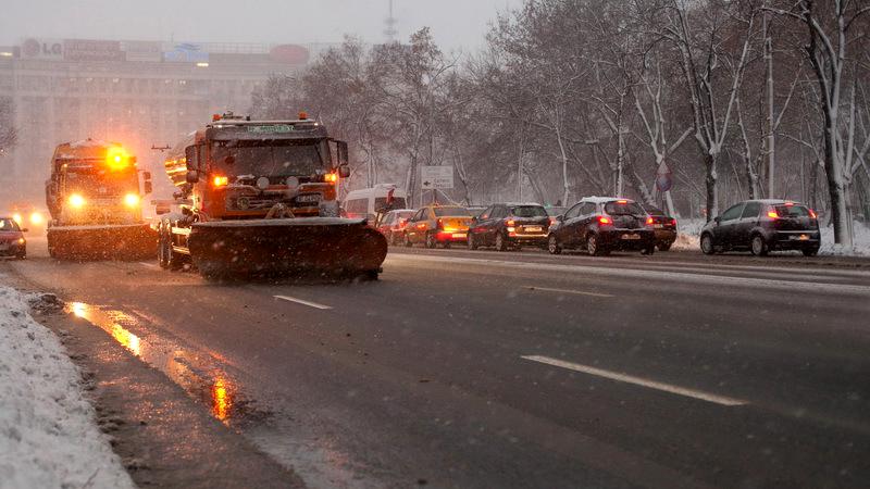 Primăria Capitalei: Peste 400 de utilaje, gata să intervină pentru deszăpezire