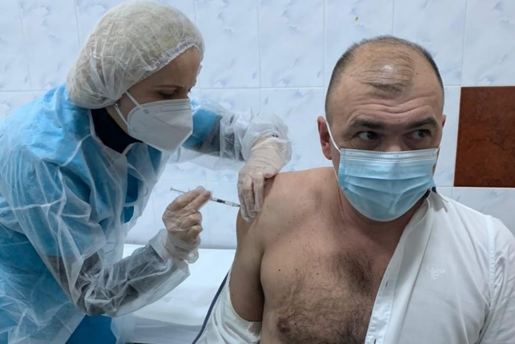 Primarul din Caransebeș, după ce s-a vaccinat anti-COVID-19: „Dacă voi avea un cip implantat, niciun necaz, m-am obişnuit cu supravegherea”