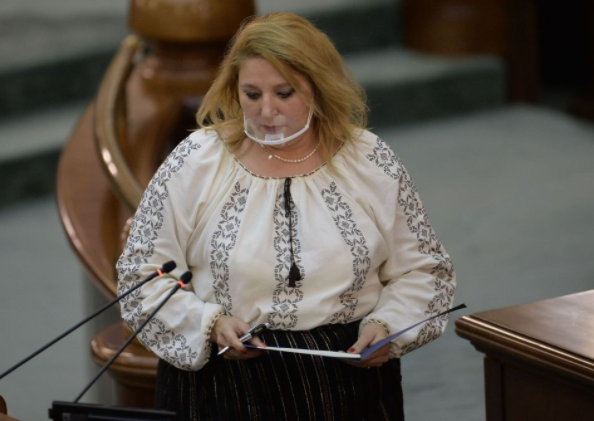Diana Șoșoacă se teme pentru propria viață și vrea permis de port-armă: “Sunt pe lista neagră, sunt filată! În România, când ești patriot, ești în pericol”