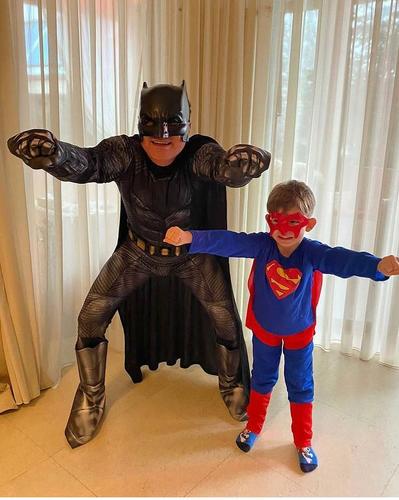 Cristi Borcea, deghizat în „Batman”: „La dorința lui Milan, vă prezint echipa de eroi”