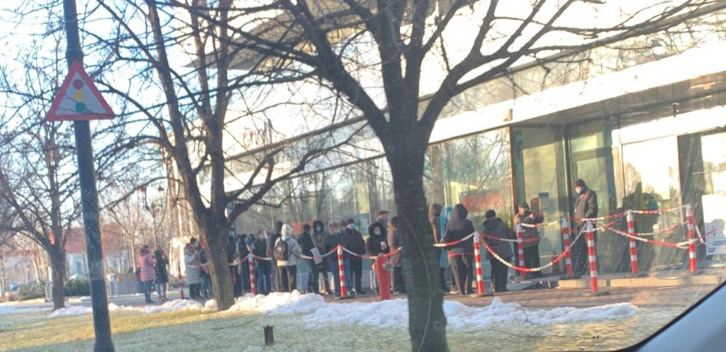 Cozi și nervi întinși la maxim în față la sediul principal Enel, din Capitală. Zeci de clienți își caută dreptatea / FOTO+VIDEO