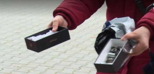 O femeie din Galați a comandat un iPhone de 6.700 lei. Când a deschis cutia a avut un șoc. Ce se afla înăuntru. “Ne-am luat țeapă!”