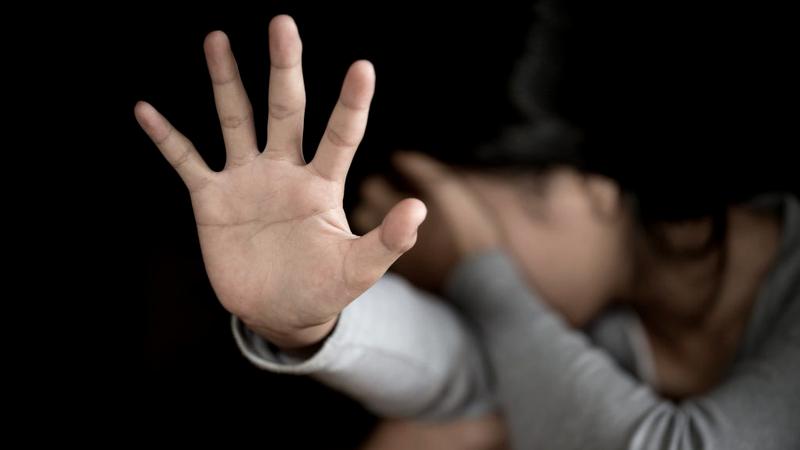 Un bărbat din București a fost trimis în judecată, în lipsă, după 7 ani, pentru privare de libertate și participație improprie la viol