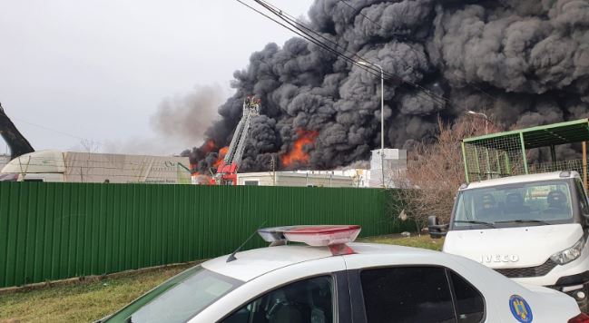 Incendiu puternic în Buzău, la un depozit de materiale reciclabile. Din cauza fumului dens, a fost trimis un mesaj RO-ALERT / FOTO