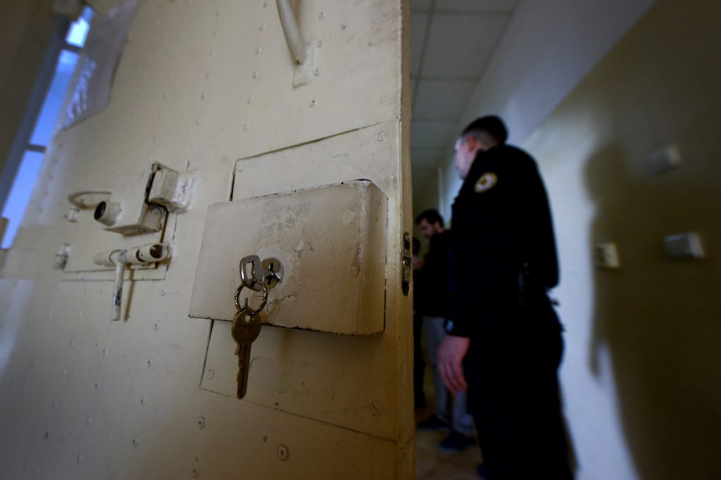 Gardian de la Penitenciarul Rahova, reținut de DNA. Ar fi primit 12.000 de euro pentru a introduce cocaină în închisoare