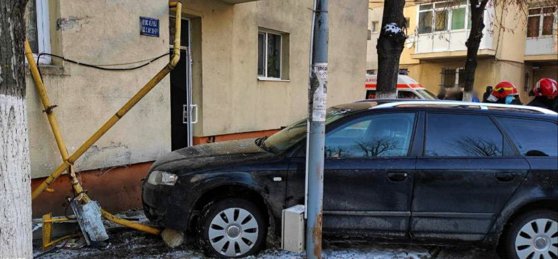 Pericol de explozie la Giurgiu, după ce un autoturism a avariat conducta de gaz de la un bloc. Toți locatarii au fost evacuați