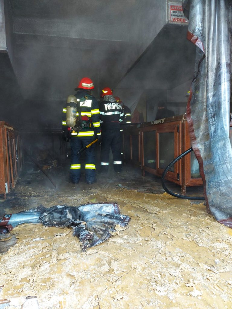 Incendiu la Catedrala din Giurgiu. Focul ar fi pornit de la o lumânare (FOTO)