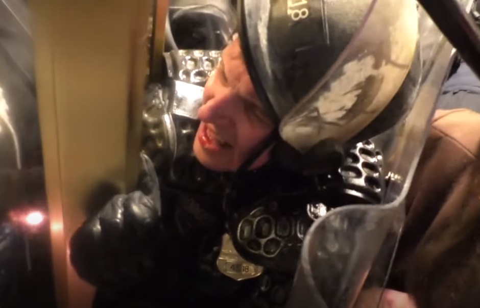 Momente șocante din timpul asaltului asupra Capitoliului: Un polițist este strivit între uși de mulțimea furioasă! – VIDEO