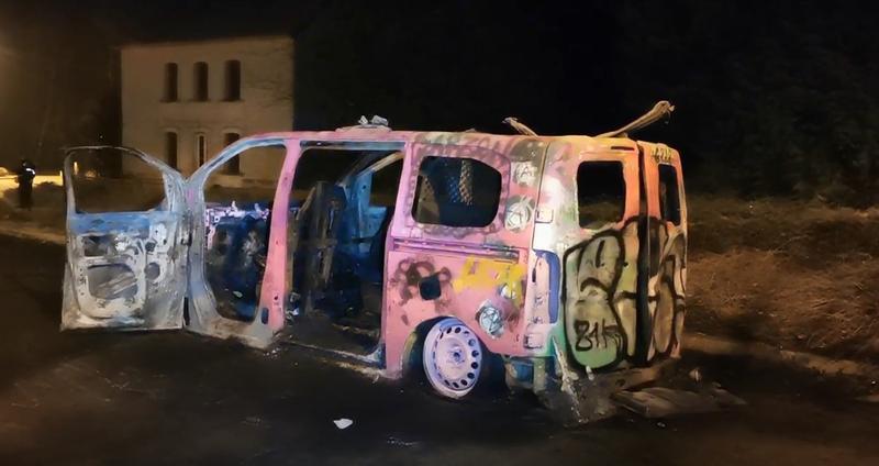Petrecere de Anul Nou cu 2.500 de persoane în Franța! Tinerii au dat foc mașinii de la Jandarmerie și au vopsit-o în roz! (VIDEO)