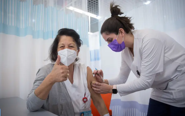 Doar 0,04% dintre israelieni au fost infectați cu COVID-19 după administrarea a două doze de vaccin Pfizer