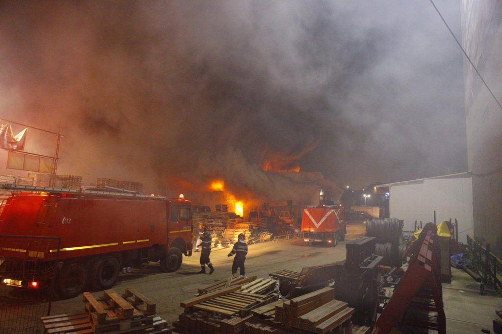 Incendiu puternic în Capitală. Trei case au ars, iar două mașini au fost distruse. “Ducem oamenii la hotel!”