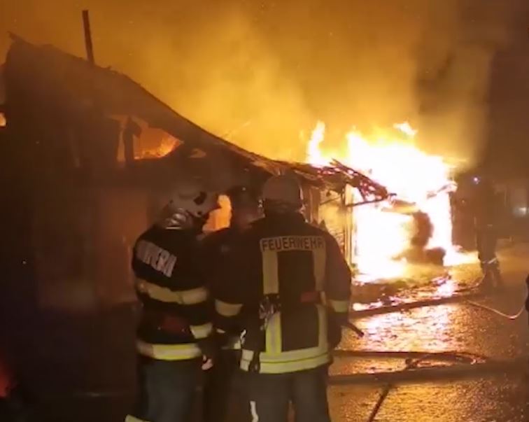 GÂNDUL LIVE. Incendiu teribil izbucnit într-o comunitate de romi din Miercurea Ciuc. Cei rămăși fără adăpost au fost cazați în două săli de sport