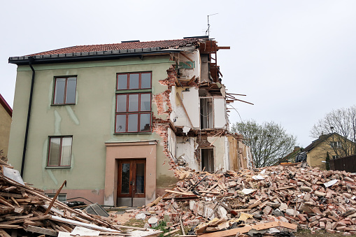 Un bărbat și-a dărâmat casa cu chiriașul înăuntru