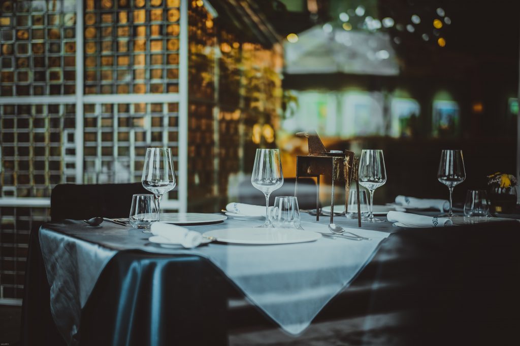 Restaurantele, barurile și cinematografele ar putea fi redeschise. Antreprenor: „Am chemat toţi angajaţii pentru curăţenia generală”