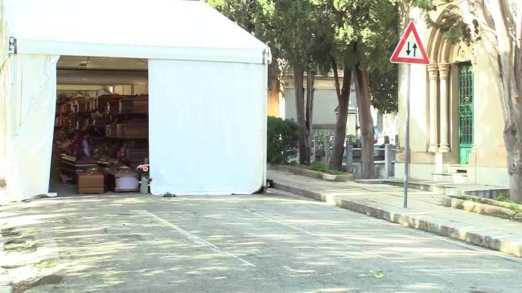 Cimitirul din Palermo depozitează sicrie în cort, în timp ce sute de familii așteaptă înmormântarea