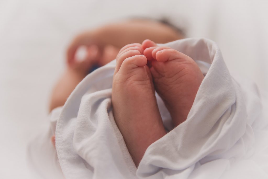 Un bebeluș de 3 luni a fost găsit fără suflare în pătuțul sau: „Era rece ca gheața”