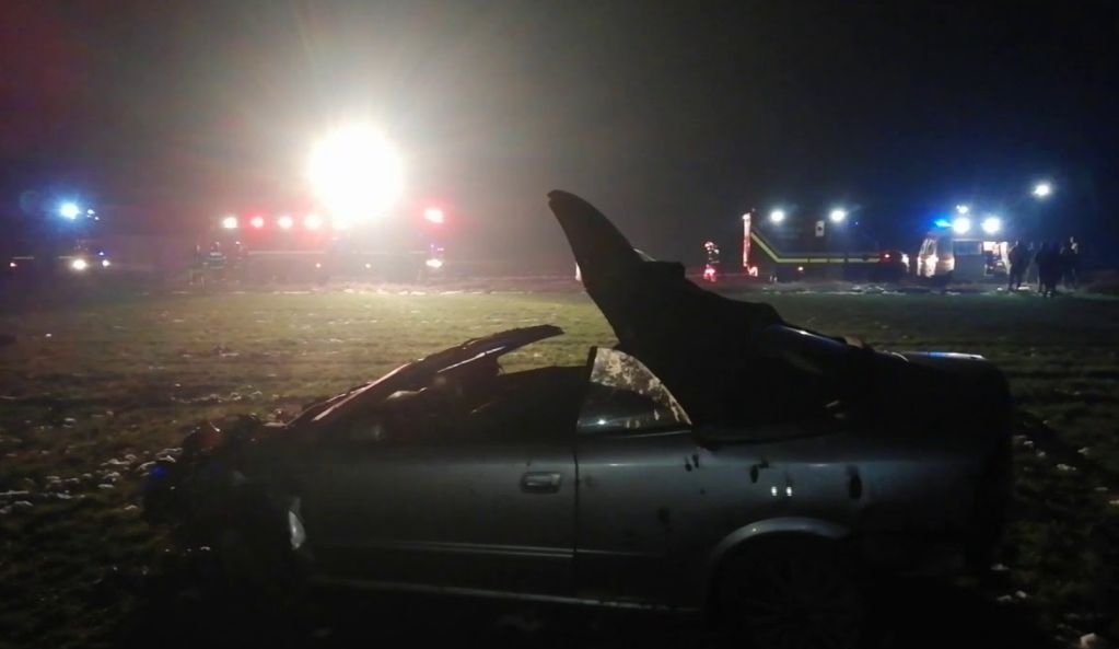 Imagini incredibile: Doi tineri din Teleorman fură de la locul unui accident telefonul victimei. Poliția, la câtiva metri distanță! (VIDEO)