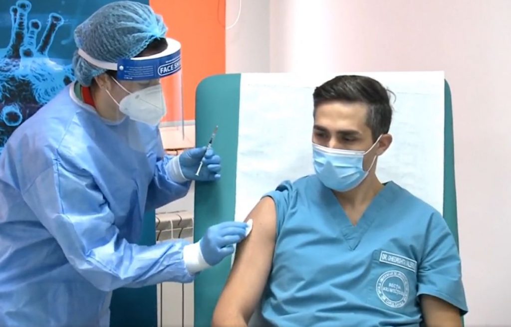 VIDEO. Valeriu Gheorghiță, coordonatorul campaniei naționale, a fost vaccinat anti-COVID: „E timpul să limităm tragediile și pierderile”