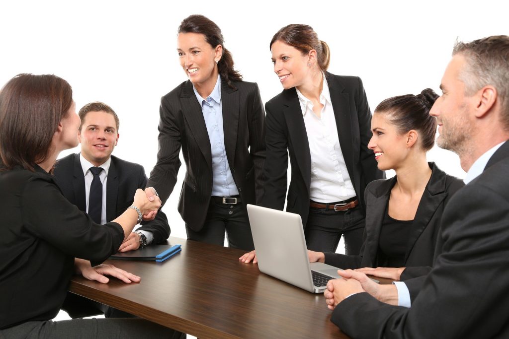 Tinerii care vor urma un internship vor primi mai mulți bani