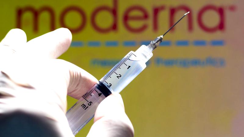 Probleme pentru vaccinul Moderna? Se investighează posibile reacții adeverse și se recomandă oprirea unui lot!