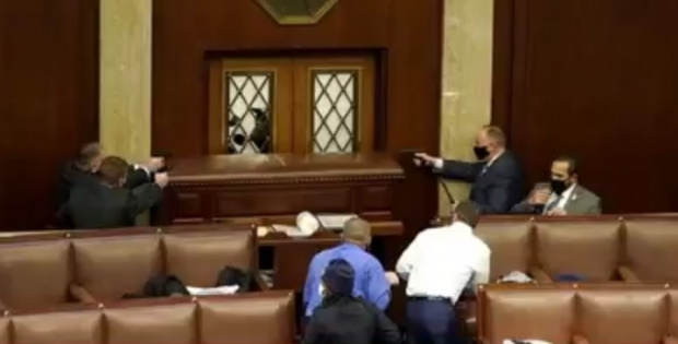 BREAKING. Femeia împușcată în piept la Capitoliul american a murit. Este prima victimă a protestelor violente din SUA (VIDEO)
