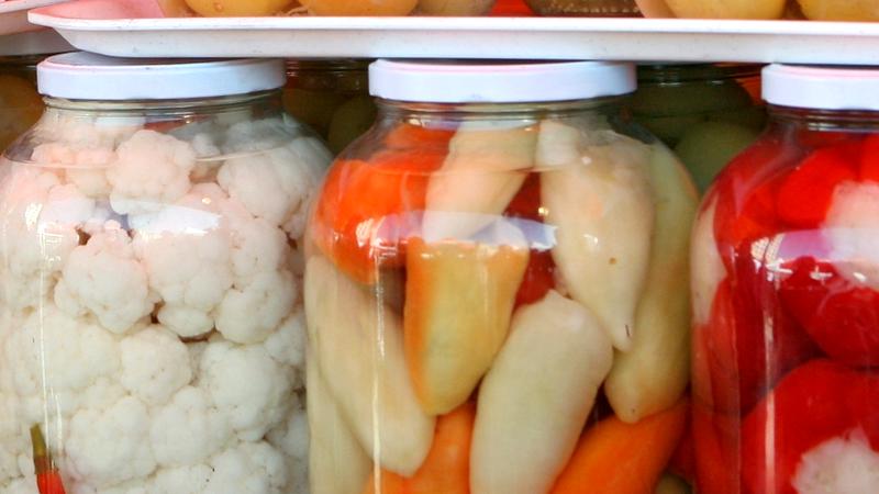 De ce fermentează MURĂTURILE și cum poți împiedica acest proces. Care e cea mai simplă metodă