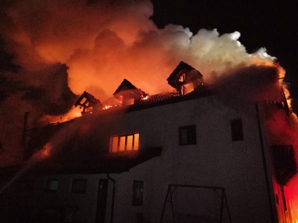 Pensiune din Mehedinți, cuprinsă de flăcări. În interior se aflau 11 persoane