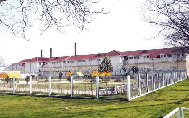 Agent de poliție penitenciară de la Poarta Albă, reținut 24 de ore pentru luare de mită şi introducerea, în mod ilicit, a unui telefon mobil în penitenciar