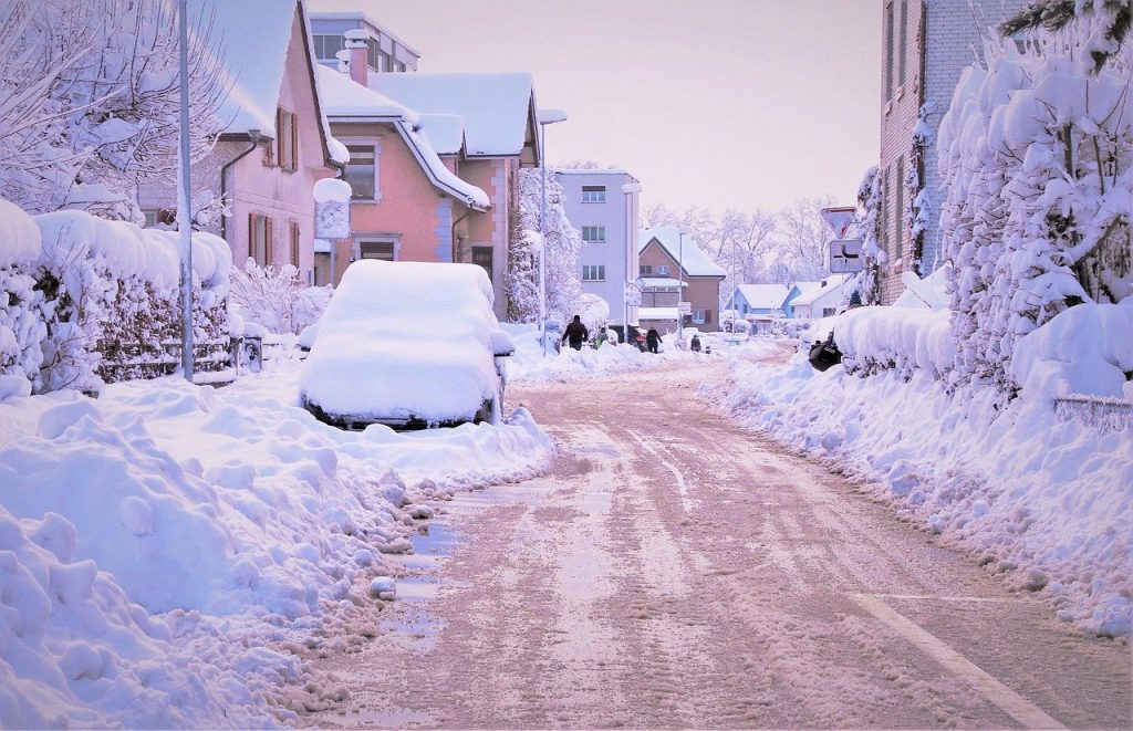 Strat de zăpadă de 12 cm în Capitală! Avertisment pentru șoferi: Vântul scade vizibilitatea