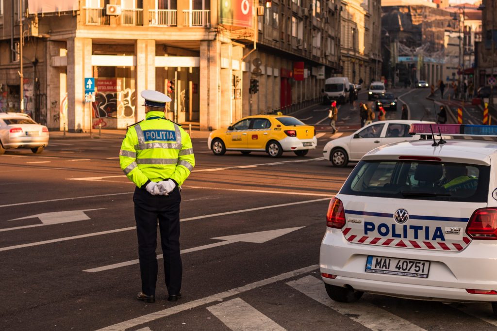 Accident în Vrancea. Bătrână de 80 de ani, lovită de mașina de poliție