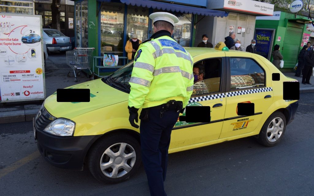 Un polițist din București a fost acroșat și târât cu mașina de către un șofer care circula pe sens interzis!