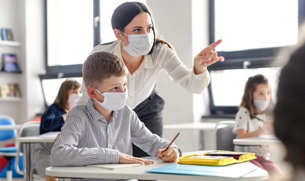 Profesorii care refuză să se vaccineze anti-COVID, puși la zid de un lider PNL: “Le afectează imaginea în societate!”