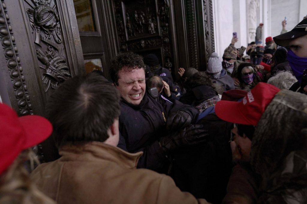 VIDEO. Momentul halucinant în care susținătorii lui Trump au intrat cu forța în clădirea Capitoliului american