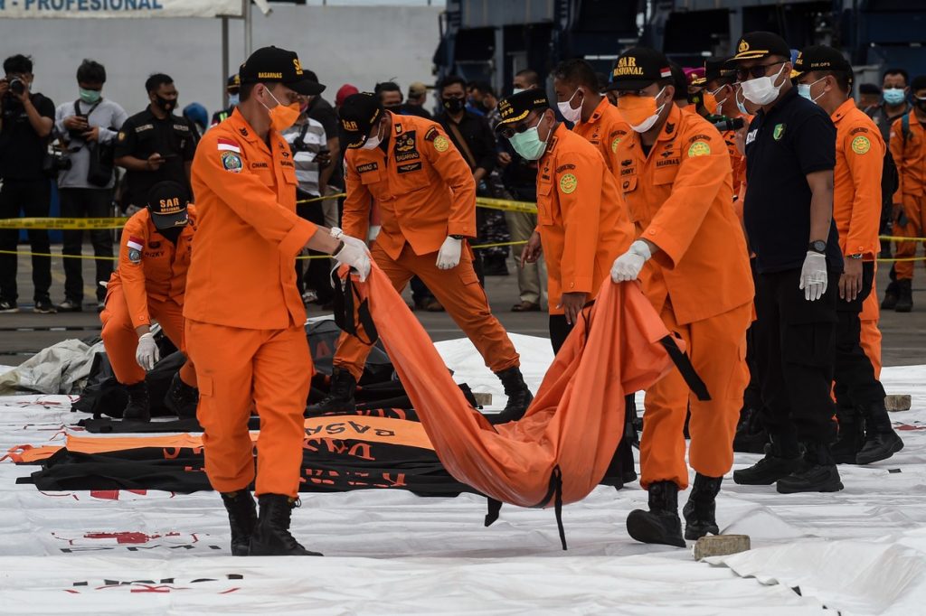 Autoritățile indoneziene au localizat cutiile negre ale avionului prăbușit! Rămășițe umane și bucăți de avion sunt în continuare recuperate din apă – FOTO