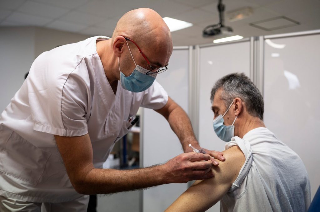 Cinci mituri legate de vaccinul anti-COVID, demontate de un cunoscut medic infecționist: De la cipuri montate până la paralizie! (EXCLUSIV)