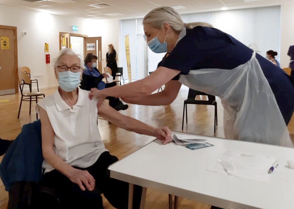O femeie în vârstă de 101 ani din Scoția, supraviețuitoare a epidemiei de gripă spaniolă, a fost vaccinată împotriva COVID-19