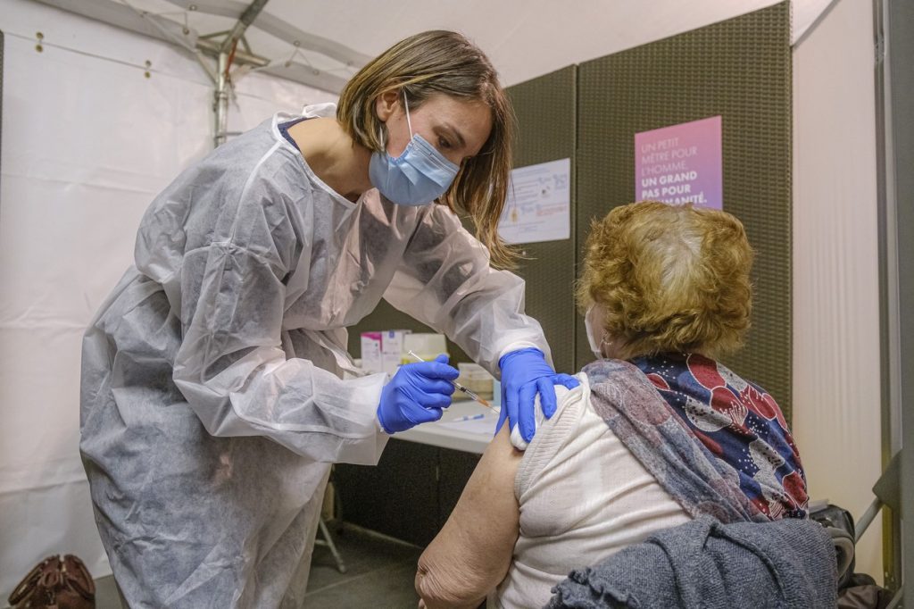 Suspiciune de șoc anafilactic după vaccinul anti-COVID, în cazul unei angajate de la Căminul pentru Vârstnici Gherla. Ce spune managerul spitalului (DECLARAȚII EXCLUSIVE)