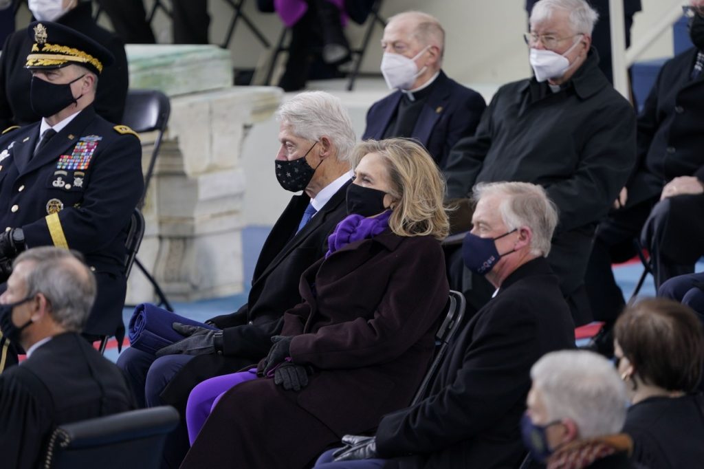 Bill Clinton, surprins în timp ce ațipise la ceremonia de inaugurare a lui Biden – VIDEO