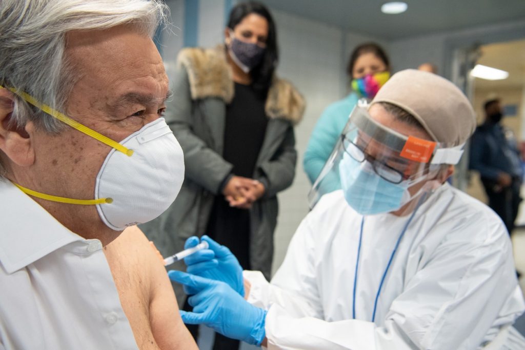 Secretarul general al ONU s-a vaccinat împotriva COVID-19. Guterres cere ca toate țările lumii să aibă acces la vaccin