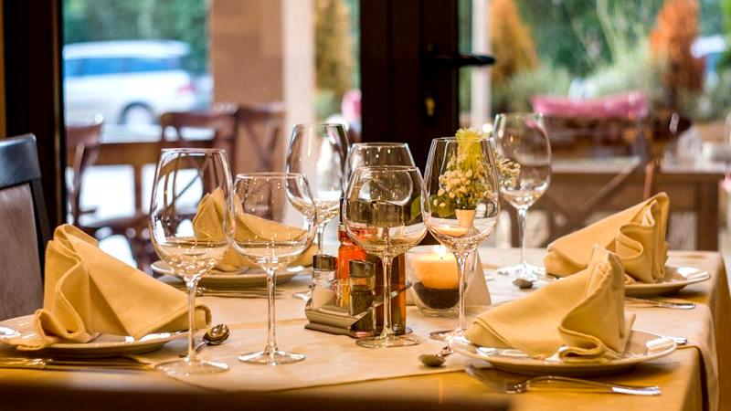 FABULOS! Poți să stai până la ora 23.00 la restaurant doar dacă ai unul în fața casei, în rest, trebuie să te ridici mai repede de la masă, să nu te prindă ora 23 pe stradă! Subprefectul Capitalei: „Fiecare își face socoteala, să plece în timp util” (EXCLUSIV)