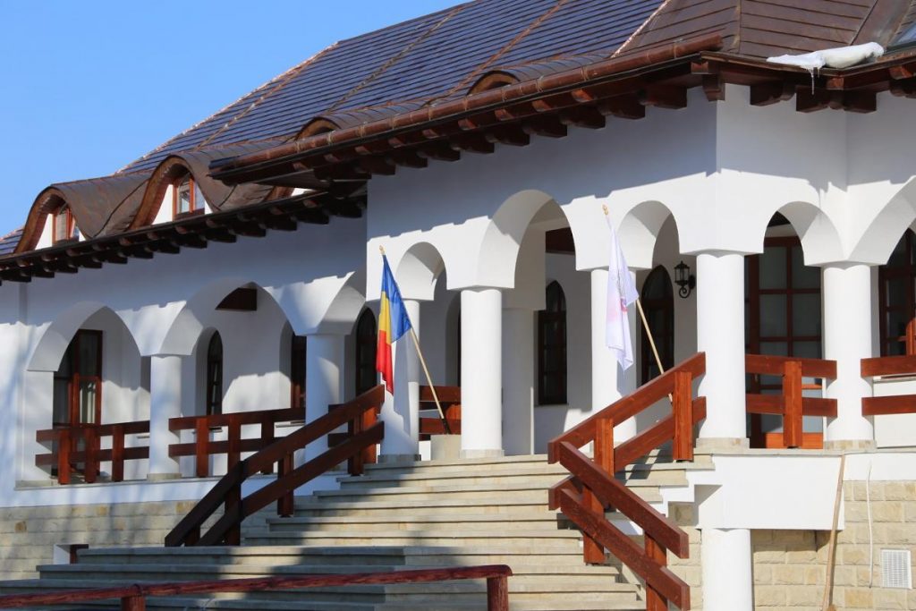Angajații unei mănăstiri din Suceava, verificați de două ori pe zi cu etilotestul. Cum a răspuns Arhiepiscopia