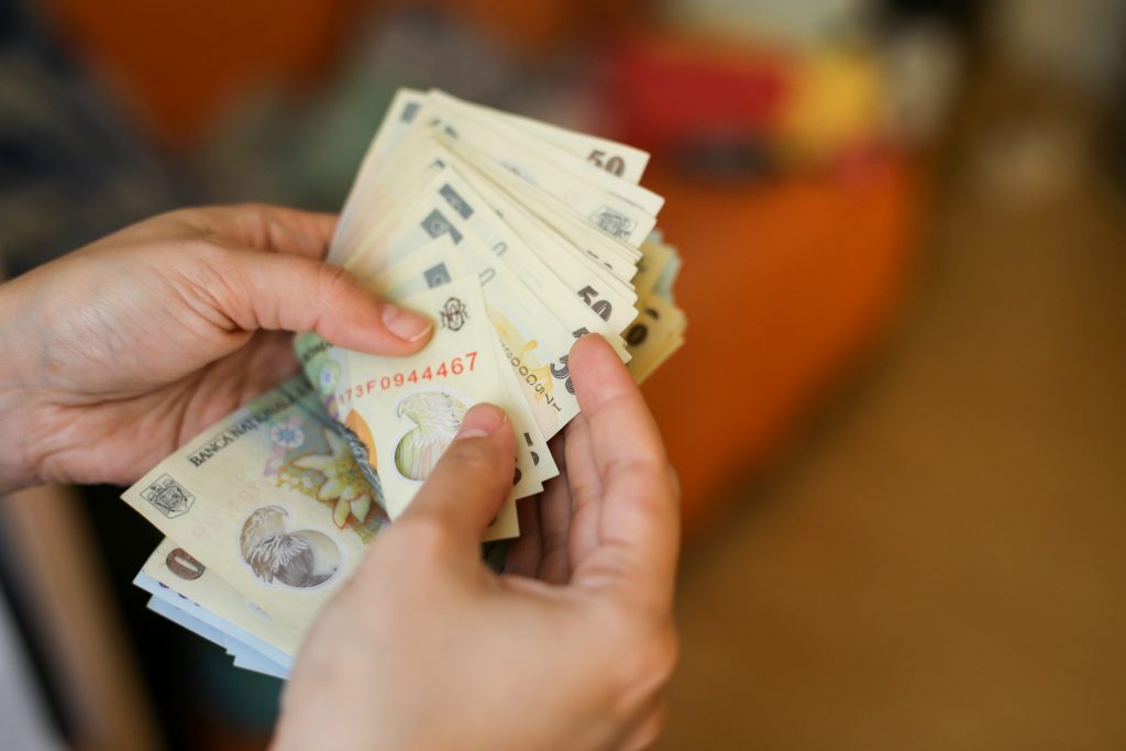 Guvernul modifică hotărârea privind majorarea salariului minim. „S-au semnalat unele dificultăți”