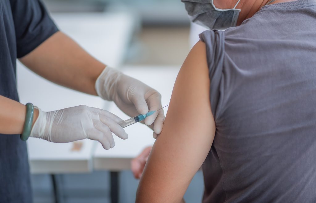 Începând cu 1 februarie, românii vor fi imunizați și cu vaccinul Moderna. Care este diferența dintre acesta și serul de la Pfizer și ce trebuie să știți când mergeți la vaccinare