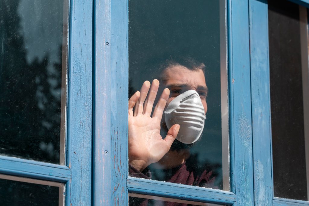 MAE: Românii care sosesc în Marea Britanie trebuie să prezinte un test COVID negativ și să intre în izolare 10 zile