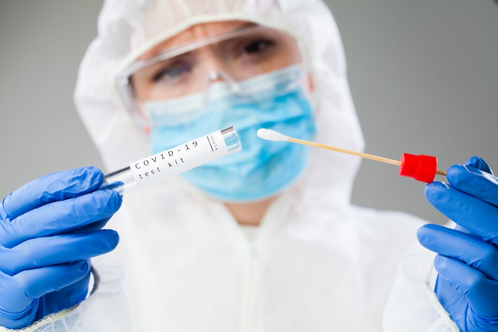 Cum știi dacă te-ai infectat cu tulpina britanică de COVID-19? Simptomele cele mai comune