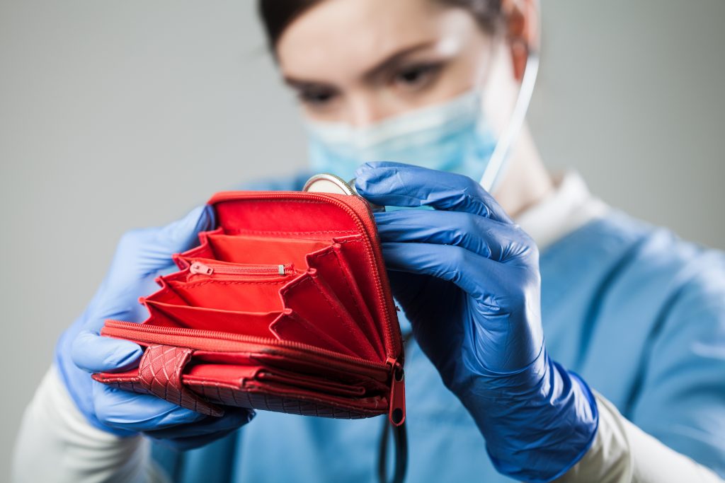 Salariile angajaților din sănătate, triplate în ultimul deceniu. Cât câștiga un medic acum 10 ani