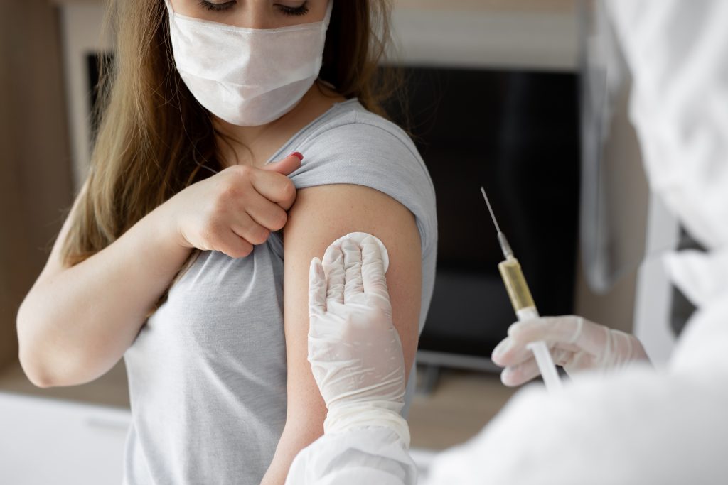 Persoanele vaccinate ani-COVID-19 care nu poartă mască ar putea transmite virusul! Explicațiile unui specialist