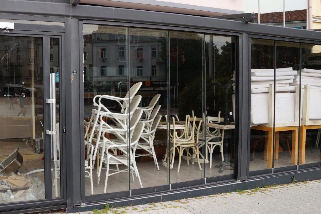 Restaurantele și teatrele din Cluj-Napoca se închid, după patru zile de la redeschidere. La cât a ajuns rata de infectare